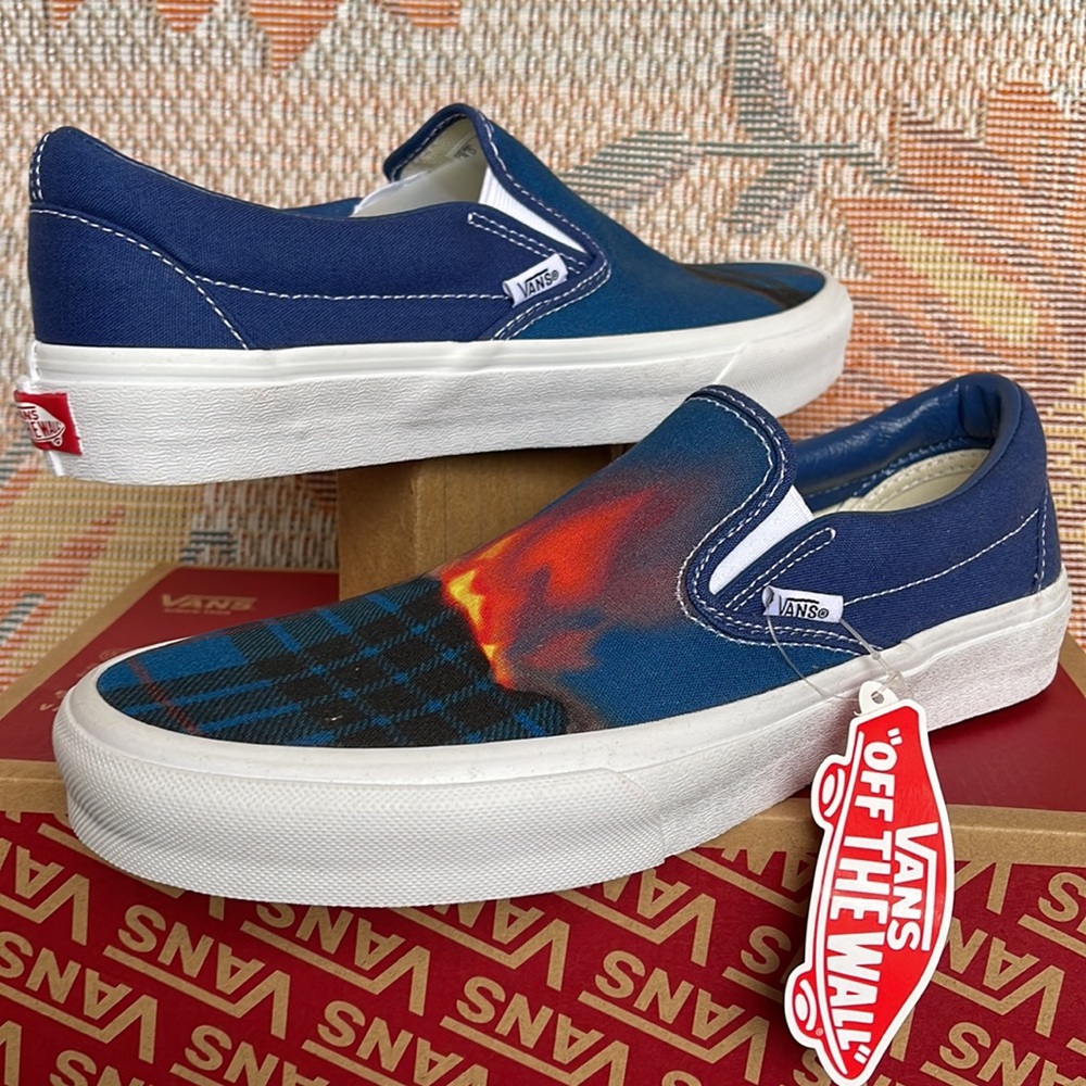 Vans WMNS Classic Slip-0n
Big Reveal Classics Navy/
VN000XG81P4
Sneakers